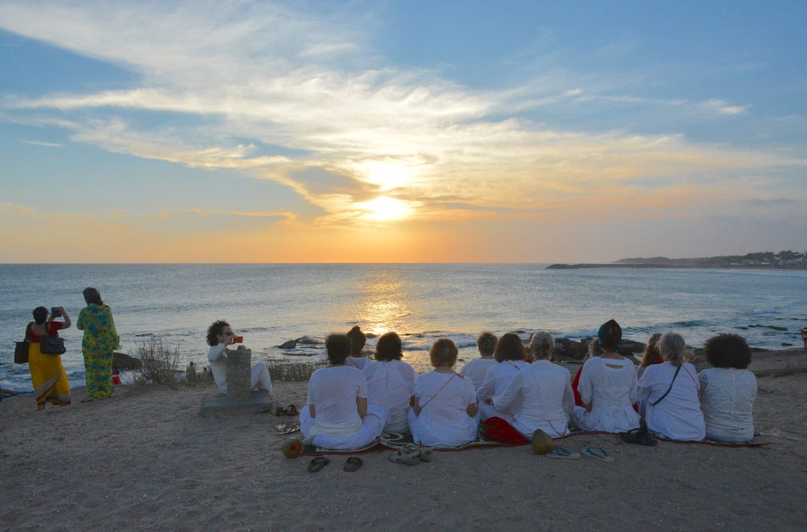 Méditation au coucher du soleil sur une plage du Tamil Nadu